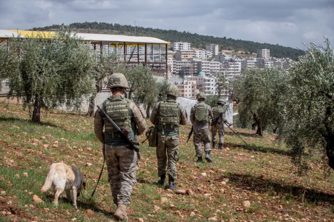 Mehmetçik Afrin'i YPG/PKK'nın tuzaklarından temizliyor